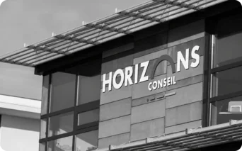 L’équipe du cabinet Horizons Conseil réunie devant ses locaux à Perpignan, photo en noir et blanc