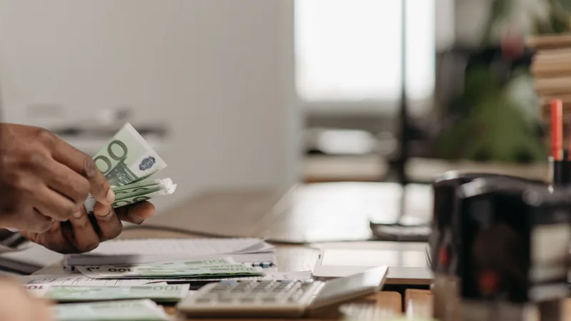 Comptage de billets pour illustrer l’aide ACRE
