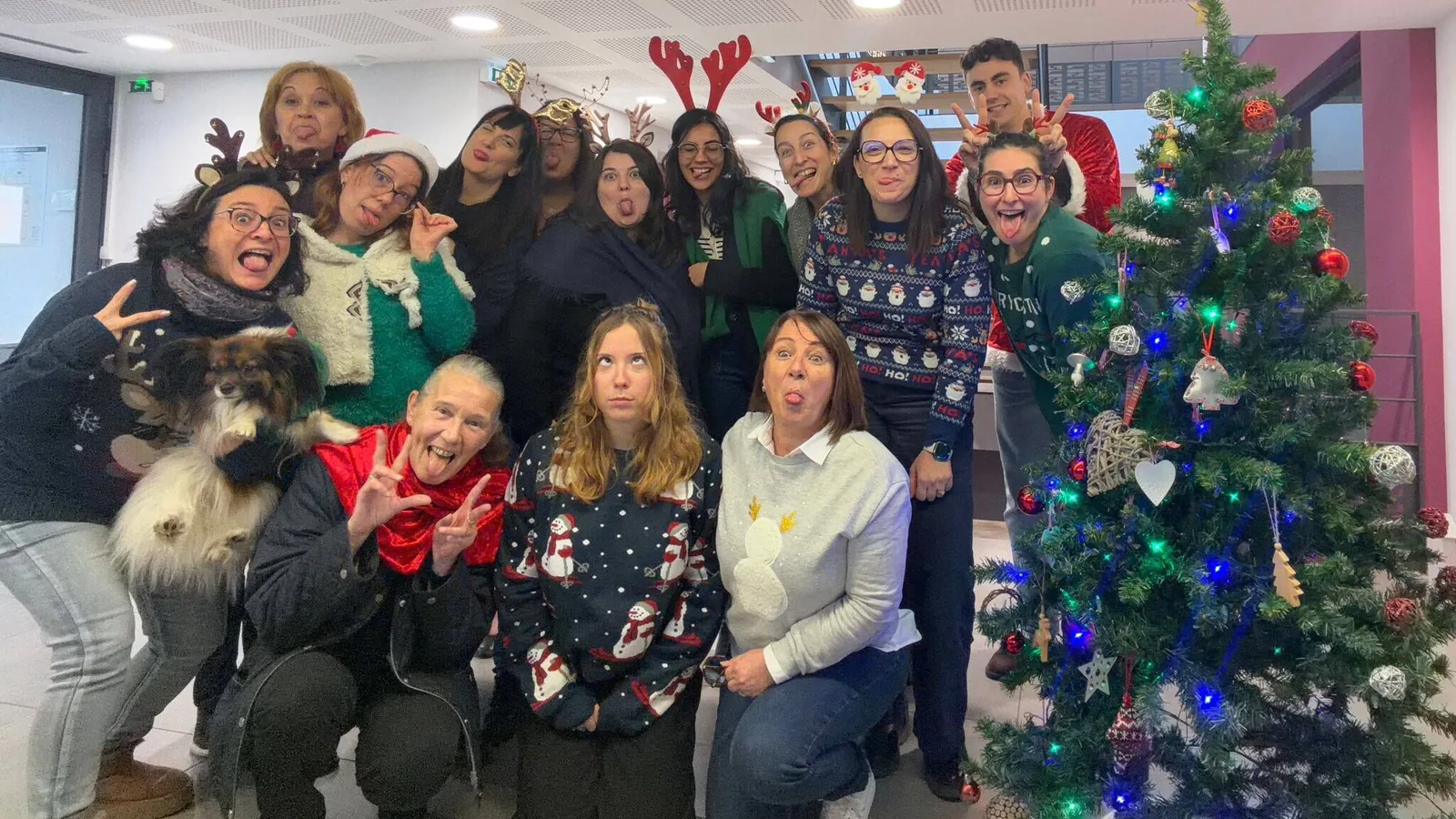 Équipe d'Horizons Conseil réunie autour du sapin de Noël