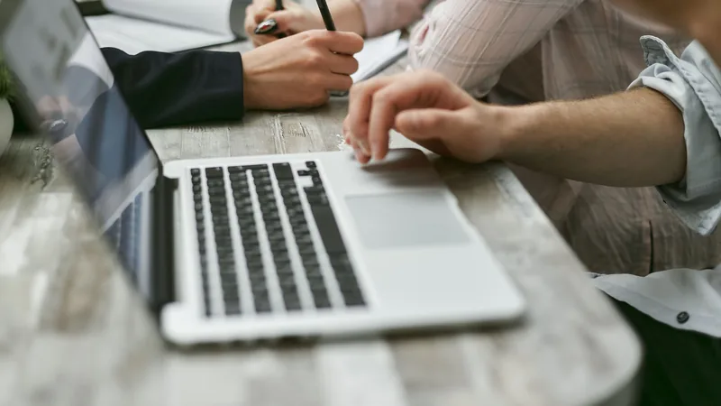 Professionnels préparant la facturation électronique sur un ordinateur