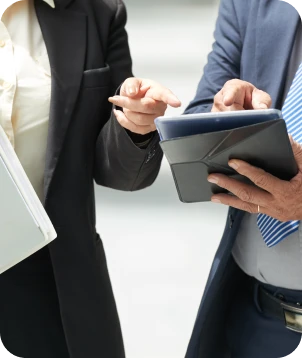 Des professionnels analysent des tableaux de bord lors d’une réunion de travail