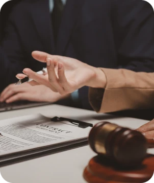 Examen d’un contrat lors d’une réunion juridique avec des conseillers