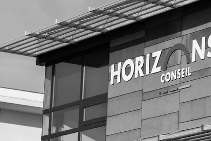 L’équipe du cabinet HORIZONS CONSEIL devant les bureaux de Perpignan