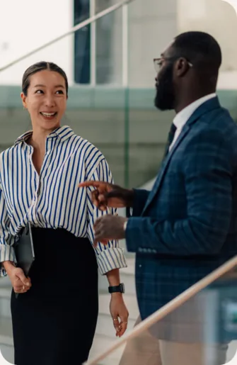 Dirigeants échangeant avec leur conseiller sur la stratégie de l’entreprise