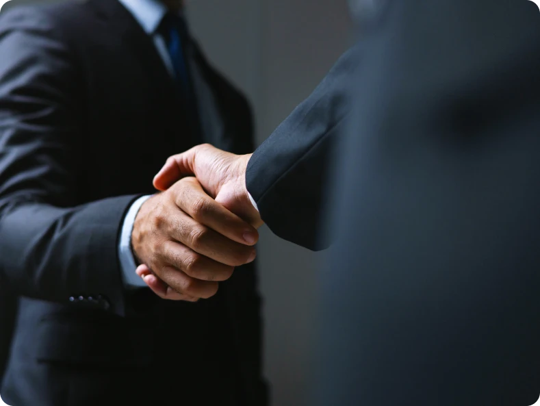 Poignée de main entre un dirigeant et un conseiller du cabinet Horizons Conseil à Perpignan