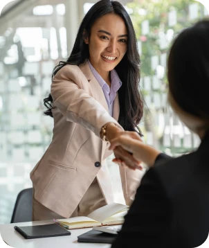 Une responsable RH accueille un nouveau salarié d’une poignée de main souriante