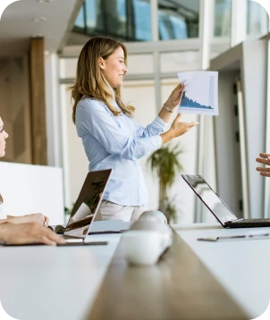Réunion de présentation d’un projet de transmission d’entreprise en salle de conférence